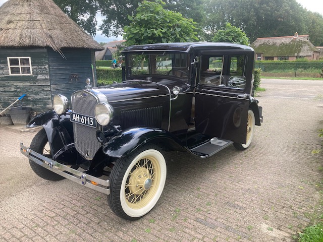 A Ford Fordor blind back 1930