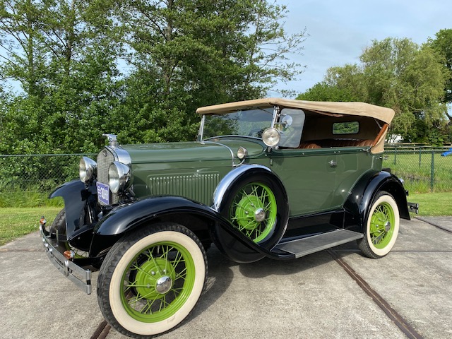 A Ford de luxe Pheaton